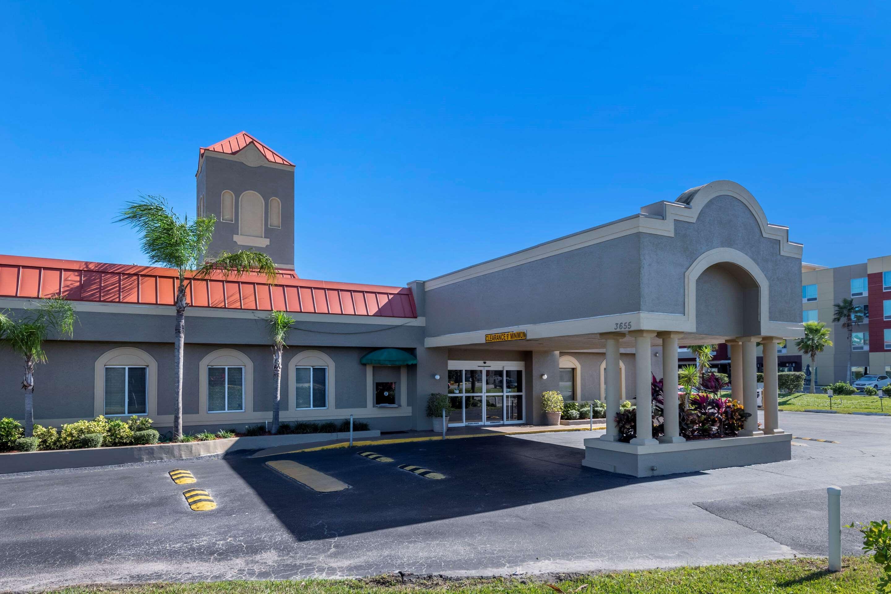 Quality Inn Kennedy Space Center Тайтъсвил Екстериор снимка