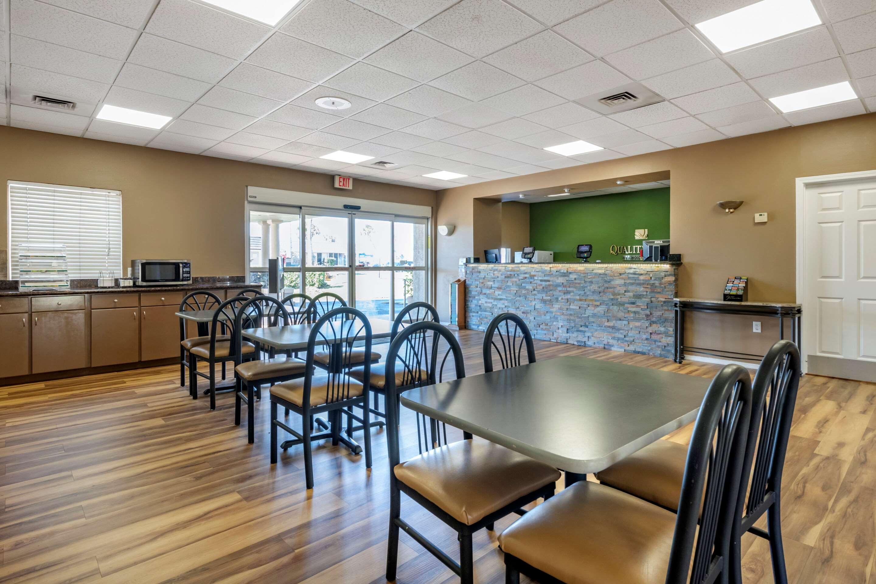 Quality Inn Kennedy Space Center Тайтъсвил Екстериор снимка