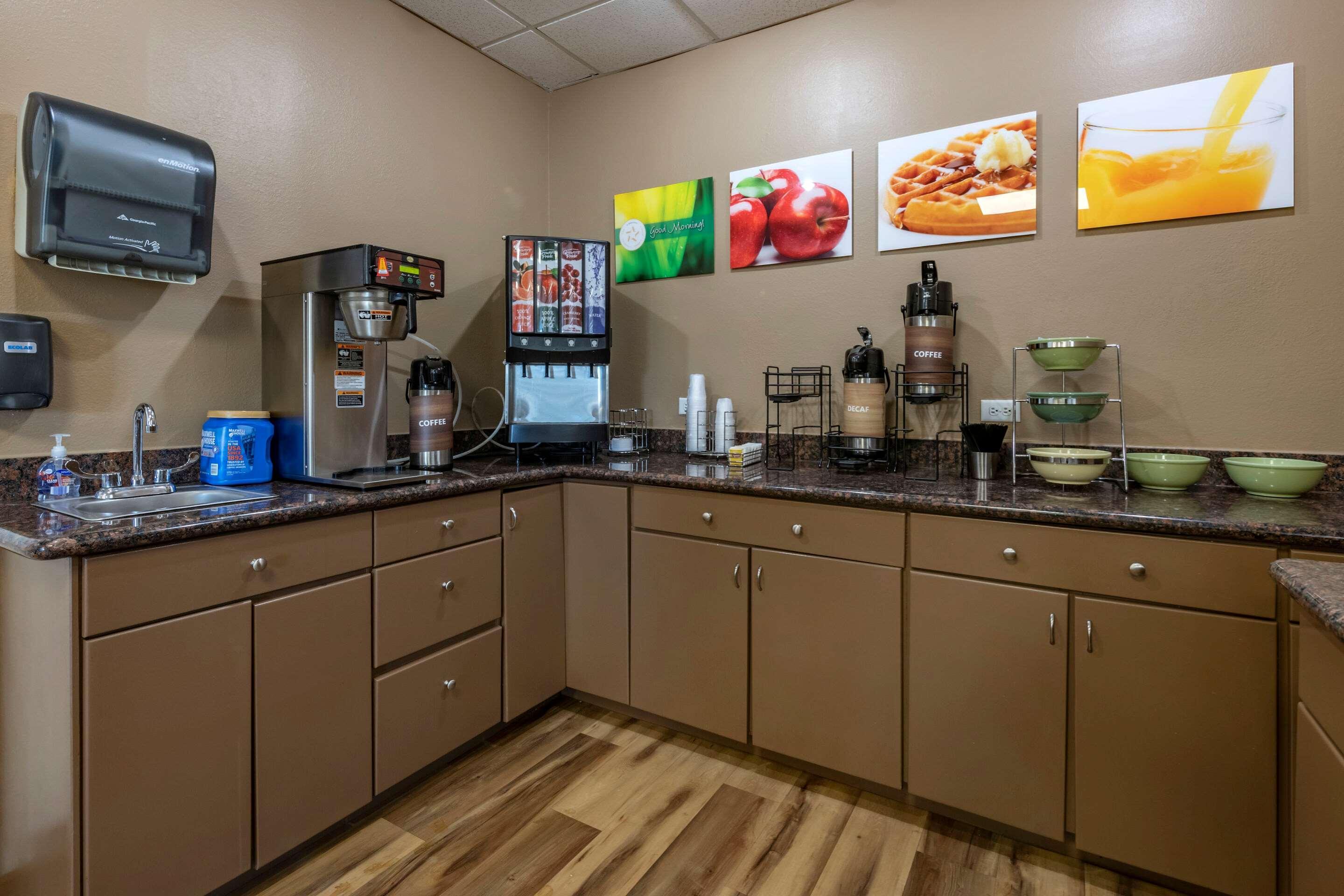 Quality Inn Kennedy Space Center Тайтъсвил Екстериор снимка