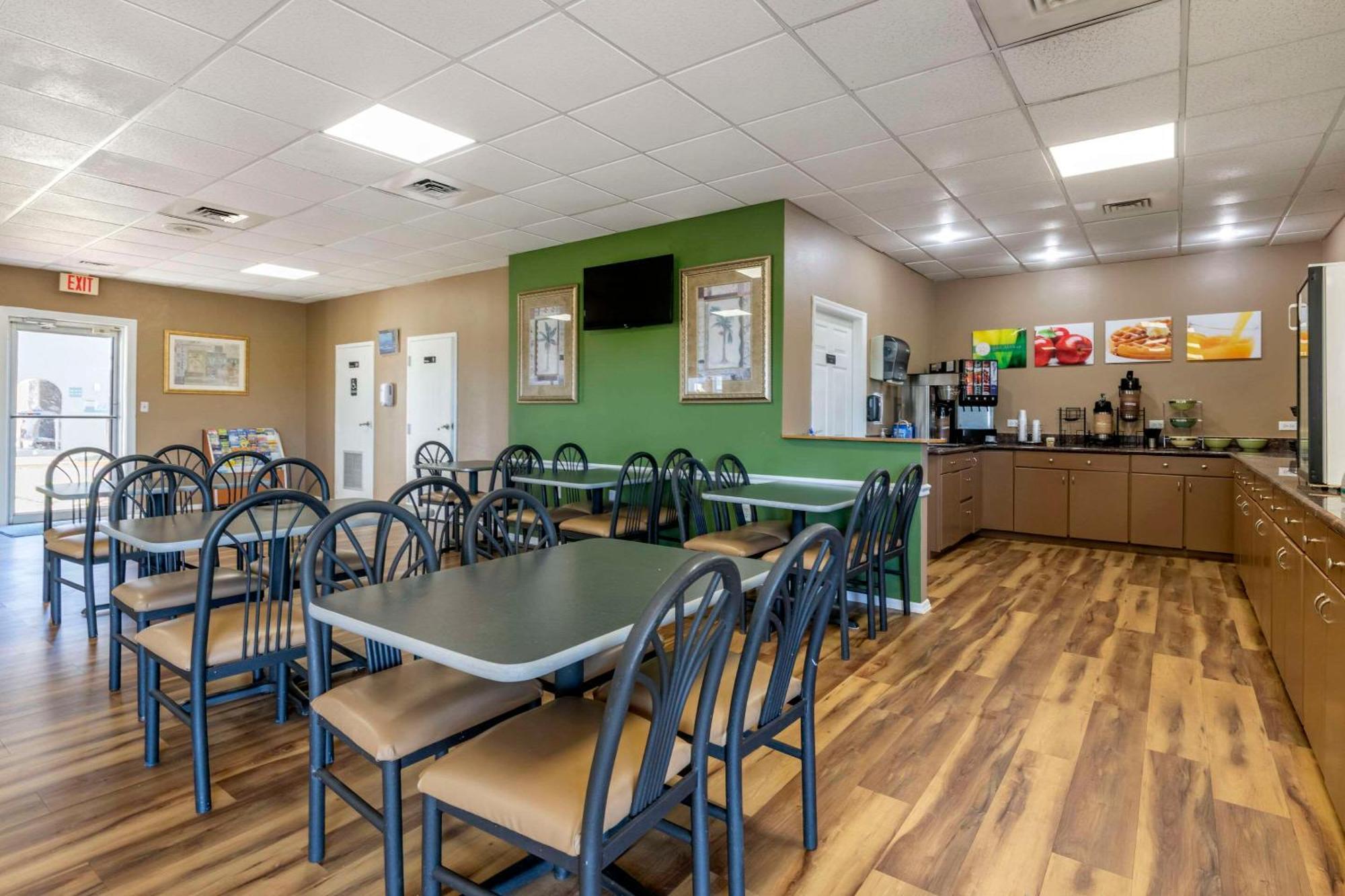 Quality Inn Kennedy Space Center Тайтъсвил Екстериор снимка