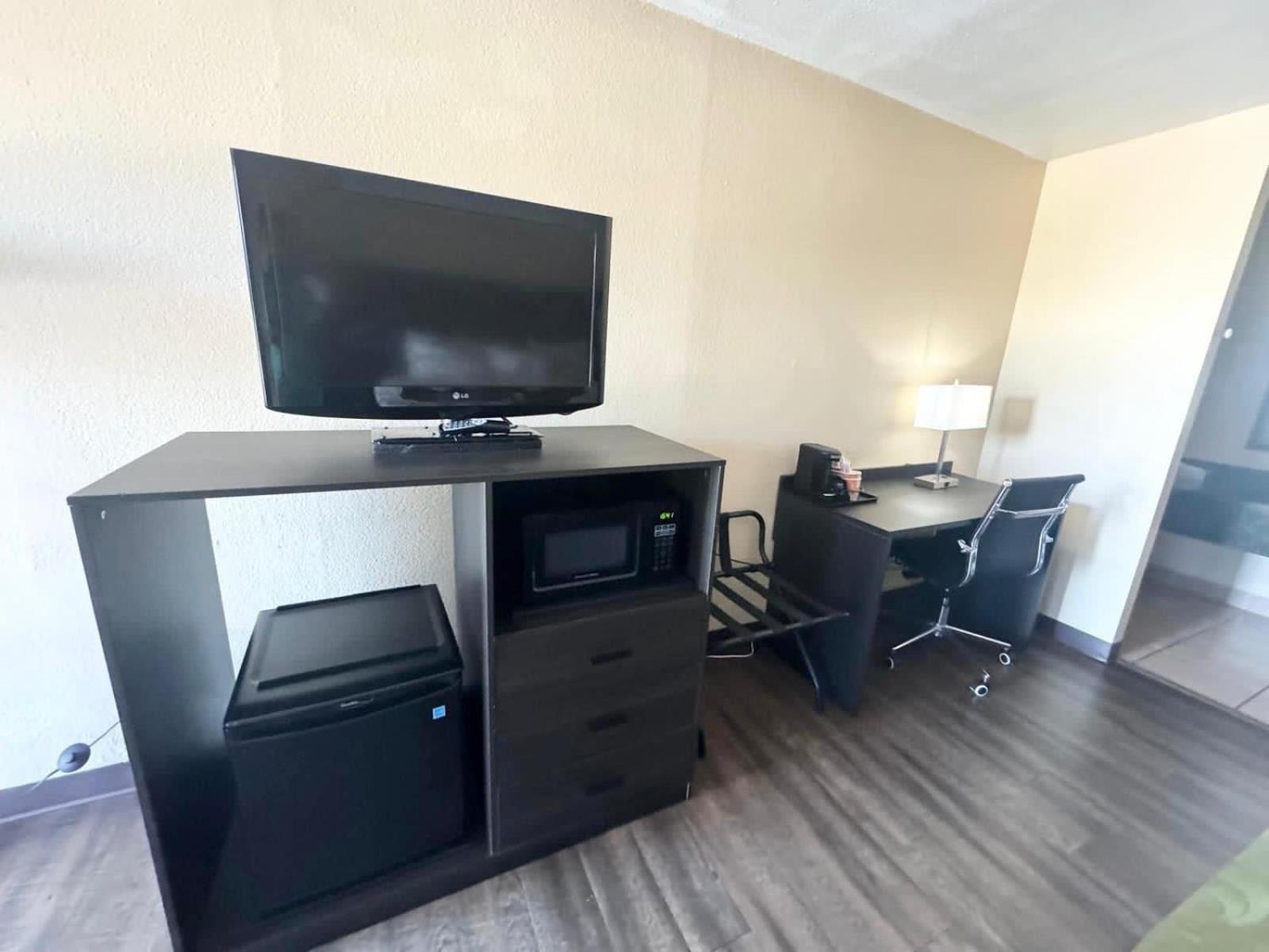 Quality Inn Kennedy Space Center Тайтъсвил Екстериор снимка
