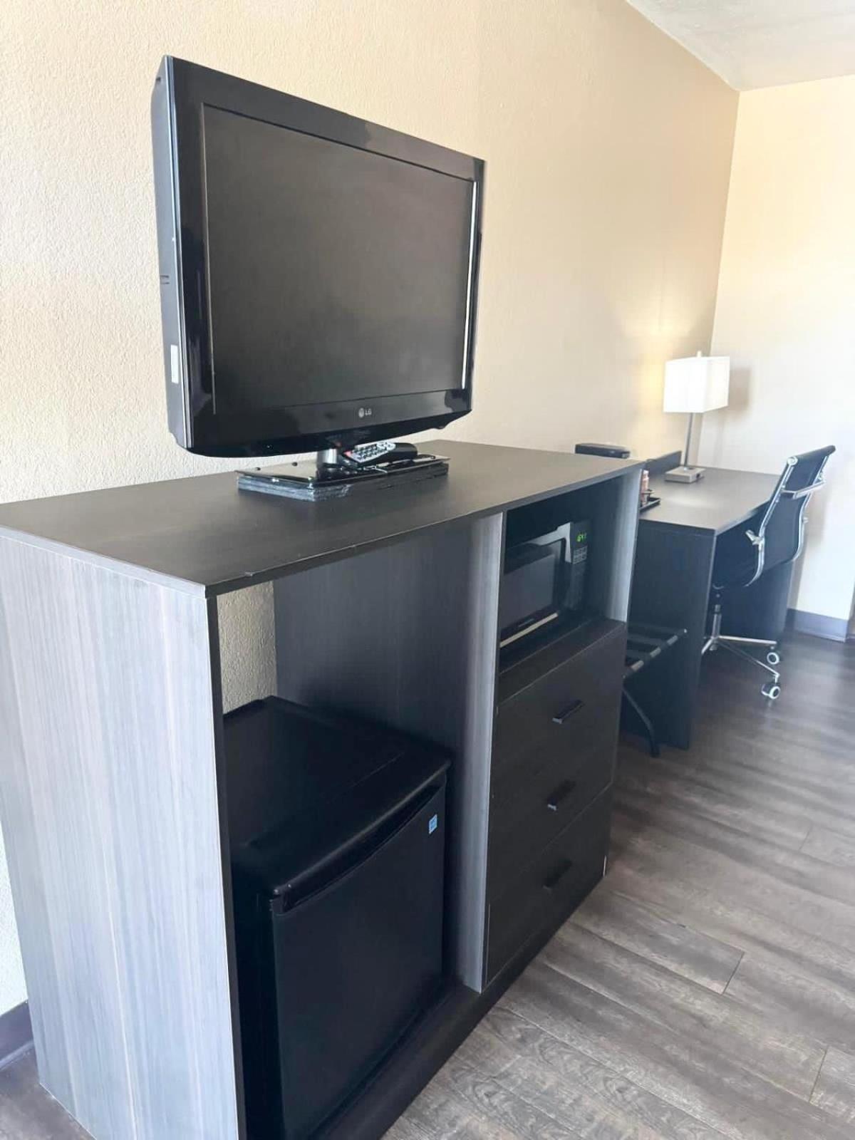 Quality Inn Kennedy Space Center Тайтъсвил Екстериор снимка