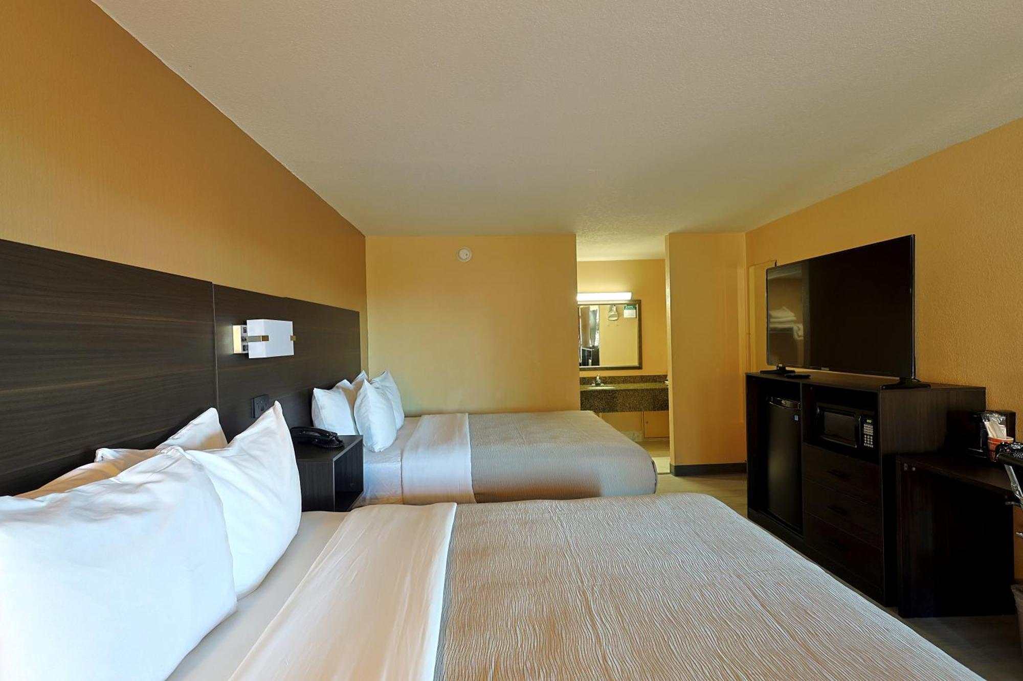 Quality Inn Kennedy Space Center Тайтъсвил Екстериор снимка