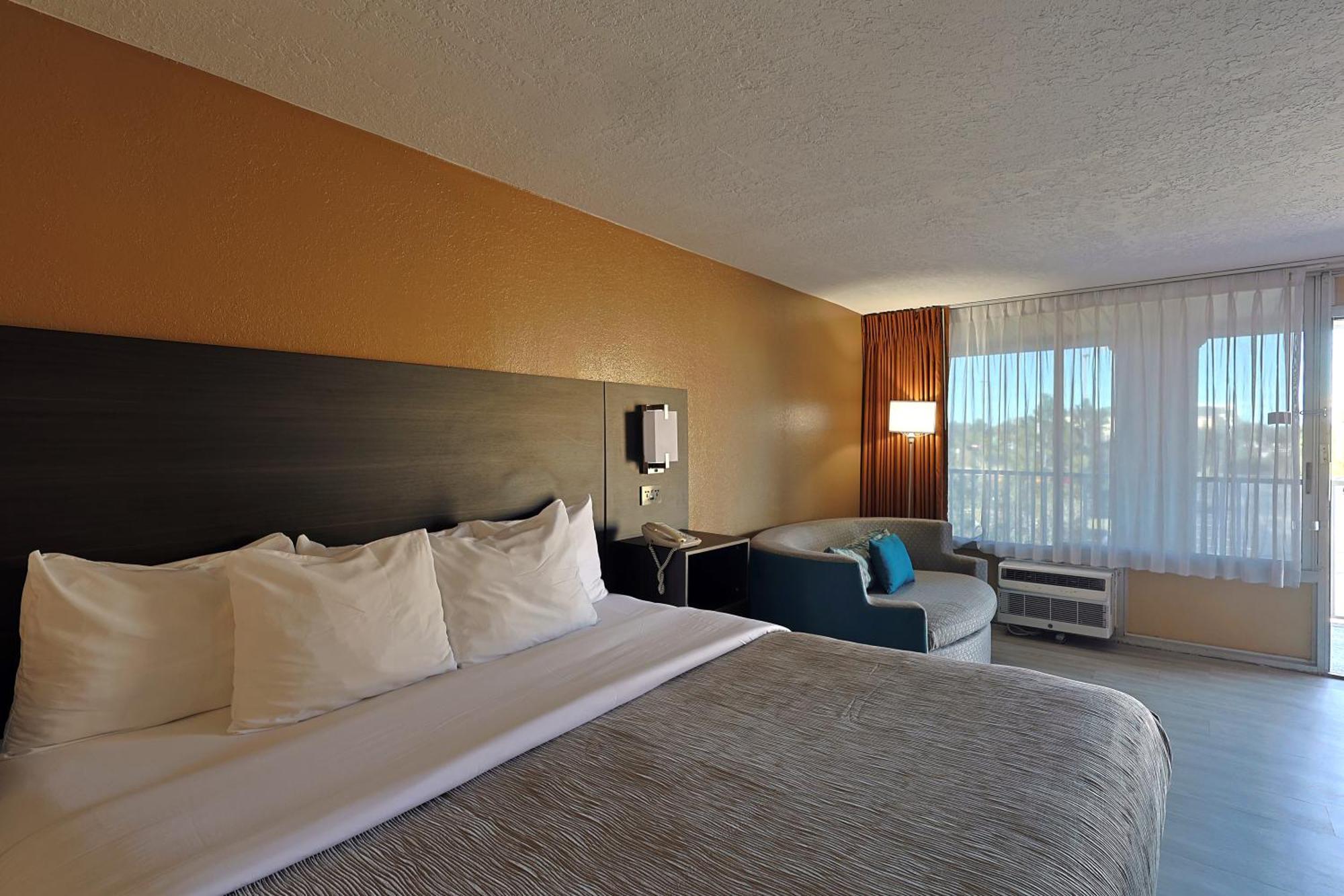 Quality Inn Kennedy Space Center Тайтъсвил Екстериор снимка