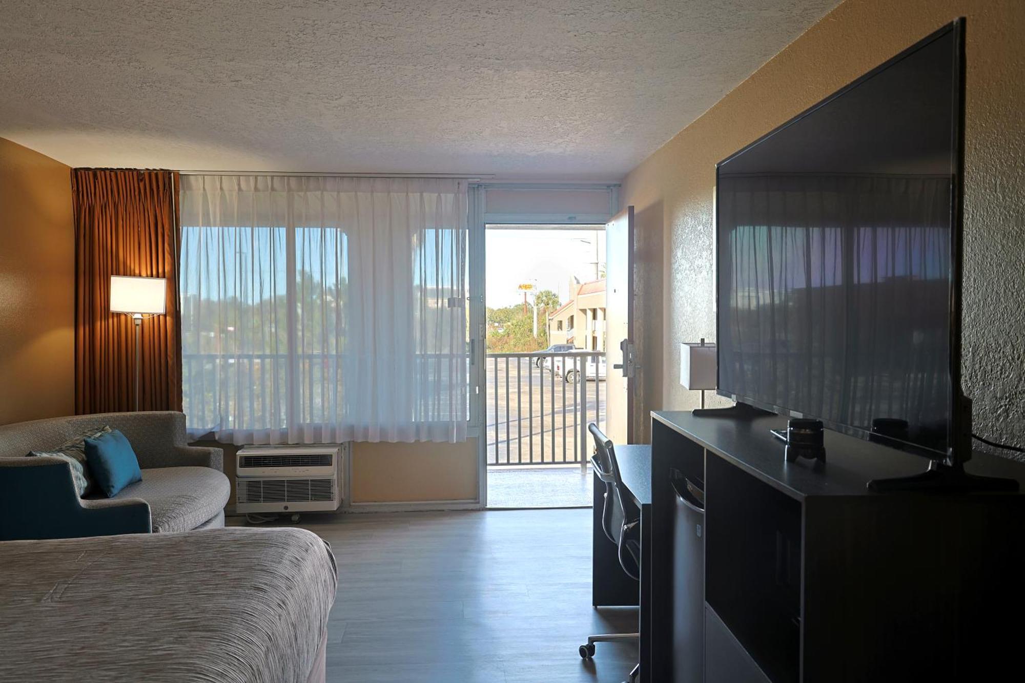 Quality Inn Kennedy Space Center Тайтъсвил Екстериор снимка