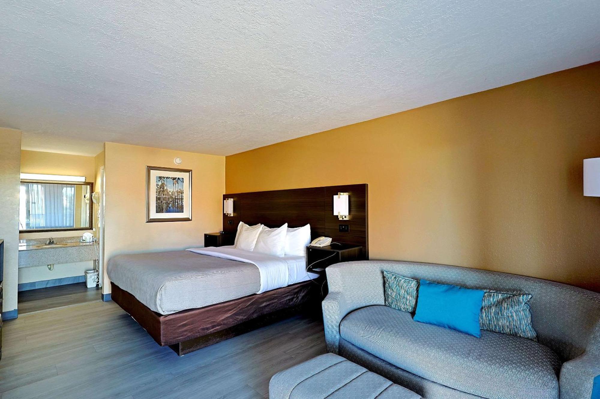Quality Inn Kennedy Space Center Тайтъсвил Екстериор снимка
